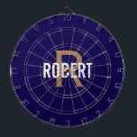 Name des dunkelblauen Monogrammes Dartscheibe<br><div class="desc">Modernes dunkelblaues Dartboard mit weißem Namen und Goldmonogramm. Personalisieren Sie mit Name und Initial.</div>