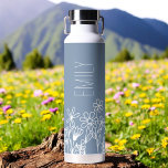 Name des dunkelblauen Wildblume Garden Monogram Trinkflasche<br><div class="desc">Genießen Sie Ihren Durst mit unserer exquisiten Wildblume Garden Monogram Name Water Flasche. Diese elegante Flasche ist mit einem atemberaubenden Wildblume-Gartendesign gestaltet und erinnert an die Schönheit der Natur. Personalisieren Sie Ihre Flasche mit Ihrem Monogramm und Namen, um sie einzigartig zu machen oder erstellen Sie ein nachdenkliches Geschenk für jemanden...</div>