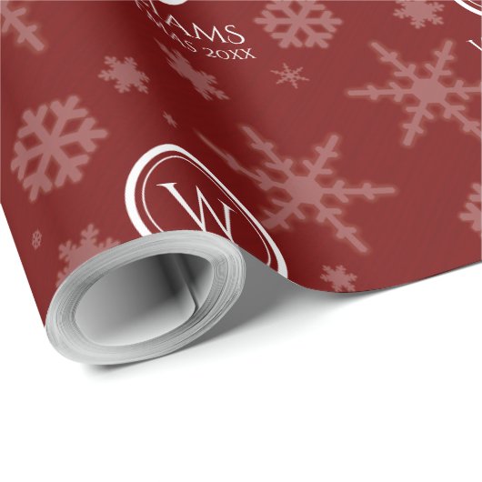 Name des Festivals Red Foil Snowflakes Monogramm Geschenkpapier (Rolleneckpunkt)