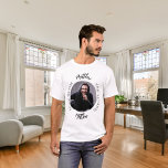 Name des Fotos der Mythen T-Shirt<br><div class="desc">Feiern Sie mit diesem personalisierten T - Shirt seinen besonderen Tag im Stil! Mit einem klassischen weißen Hintergrund und feinem Text, der lautet: "Der Mann, der Mythos, die Legende." Passen Sie das Design an, indem Sie seinen Namen, und ein beliebtes Foto, um es wirklich einzigartig zu machen. Dieser T -...</div>