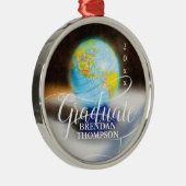 Name des Fotos Globe Monogramm Ornament Aus Metall (Rechts)