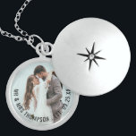 Name des Fotos Hochzeit Datum Bridal Geschenk Medaillon<br><div class="desc">Neuverheirateter Foto Name Hochzeit Datum Bridal Geschenk. Ein schöner Sake vom Bräutigam bis zu seiner neuen Braut. Ersetzen Sie das Sample-Image einfach mit Ihrem eigenen Favoriten aus Ihrem Hochzeitstag und personalisieren Sie Ihren neuen verheirateten Namen und Ihr Hochzeitstermin.</div>