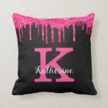 Name des Girl Black Hot Pink Glitzer Tropfen Monog Kissen<br><div class="desc">Dieses trendige und einzigartige Glam Girly Design verfügt über heiß rosa Fuchsia Magenta Glitzer Tropfen an der Spitze und ein großes individualisierbares Monogramm in hellrosa in der Mitte in beliebter Serif Typografie zusammen mit einem anpassbaren Namen in Weiß in populären Skripten mit einem handgeschriebenen Look. Im Hintergrund befindet sich das...</div>