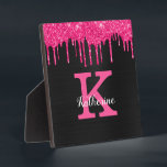 Name des Girl Black Hot Pink-Glitzer-Tropfens Mono Fotoplatte<br><div class="desc">Dieses trendige und einzigartige Glam Girly Design verfügt über heiß rosa Fuchsia Magenta Glitzer Tropfen an der Spitze und ein großes individualisierbares Monogramm in hellrosa in der Mitte in beliebter Serifentypografie zusammen mit einem anpassbaren Namen in Weiß in populären Skripten mit einem handgeschriebenen Look. Im Hintergrund befindet sich das gebürstete...</div>