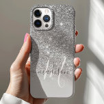Name des Girl-Silver-Glitzer Monogramm<br><div class="desc">Girly Silver Glitzer Monogram Name Case. Dieses Design ist mit einem Imitat Glitzer Textur betont. Personalisieren Sie dieses benutzerdefinierte Design mit Ihrem eigenen Namen und Monogramm Initial.</div>