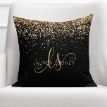 Name des Gold Glitzer Glam Monogram Kissen<br><div class="desc">Glam Gold Glitzer Elegantes Monogram Kissen. Dieses schicke Kissendesign mit elegantem goldglänzenden Glitzer auf schwarzem Hintergrund ist einfach zu personalisieren. Das Design enthält Ihr handgeschriebenes Skriptmonogramm mit hübschen Wirbel und Ihrem Namen.</div>