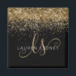 Name des Gold Glitzer Glam Monogram Magnet<br><div class="desc">Glam Gold Glitzer Elegantes Monogram Magnet. Dieses schicke Design mit elegantem goldglänzenden Glitzer auf schwarzem Hintergrund ist einfach zu personalisieren. Das Design enthält Ihr handgeschriebenes Skriptmonogramm mit hübschen Wirbel und Ihrem Namen.</div>