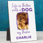 Name des Haustierhundes des benutzerdefinierten Fo Fotoplatte<br><div class="desc">Fügen Sie jedem Zimmer eine herzliche Touch mit unserem "Life is Better with a Dog" Tabletop Plaque with Easel hinzu! Diese hübsche Plakette eignet sich perfekt für Hundefreunde. Sie zeichnet sich durch ein elegantes Design und ein herzliches Zitat aus, das Ihre Zuhause aufhellt. Egal ob auf Ihrem Schreibtisch, Regal oder...</div>