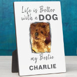 Name des Haustierhundes des benutzerdefinierten Fo Fotoplatte<br><div class="desc">Fügen Sie jedem Zimmer eine herzliche Touch mit unserem "Life is Better with a Dog" Tabletop Plaque with Easel hinzu! Diese hübsche Plakette eignet sich perfekt für Hundefreunde. Sie zeichnet sich durch ein elegantes Design und ein herzliches Zitat aus, das Ihre Zuhause aufhellt. Egal ob auf Ihrem Schreibtisch, Regal oder...</div>