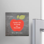 Name des Lehrers | Rote Tafel Apfel danke Magnet<br><div class="desc">Ein großer roter Apfel und dein eigener Text auf einem Schulchalkboard-Hintergrund. Personalisieren Sie diesen Kühlschrankmagnet mit dem Namen und der Note Ihres Lehrers! Es könnte ein nachdenkliches und niedliches Dankeschön für Ihren Lehrer an einem Tag der Wertschätzung,  am Tag Ihres Abschlusses oder wenn er wieder zur Schule geht.</div>