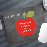 Name des Lehrers | Rote Tafel Apfel danke Mousepad<br><div class="desc">Ein großer roter Apfel und dein eigener Text auf einem Schulchalkboard-Hintergrund. Personalisieren Sie dieses Mousepad mit dem Namen und der Note Ihres Lehrers! Es könnte ein nachdenkliches und niedliches Dankeschön für Ihren Lehrer an einem Tag der Wertschätzung,  am Tag Ihres Abschlusses oder wenn er wieder zur Schule geht.</div>