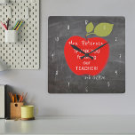Name des Lehrers | Rote Tafel Apfel danke Quadratische Wanduhr<br><div class="desc">Ein großer roter Apfel und dein eigener Text auf einem Schulchalkboard-Hintergrund. Personalisieren Sie diese Wanduhr mit dem Namen und der Note Ihres Lehrers! Es könnte ein nachdenkliches und niedliches Dankeschön für Ihren Lehrer an einem Tag der Dankbarkeit,  am Tag des Abschlusses oder wenn er wieder zur Schule geht.</div>