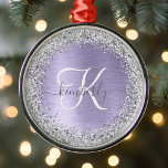 Name des lila gebürsteten Metalls Silber Glitzer M Ornament Aus Metall<br><div class="desc">Dieses trendige,  schicke Schneeflocken-Design mit gerahmtem Weihnachtsgeschmuck und hübschem silberglänzenden Glitzer auf lila,  gebürstetem metallischem Hintergrund macht es leicht,  sich persönlich zu präsentieren.</div>