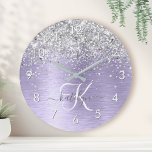 Name des lila gebürsteten Metalls Silber Glitzer M Runde Wanduhr<br><div class="desc">Dieses trendige,  schicke Round-Clock-Design mit hübschem silberfarbenem Glitzer auf lila,  gebürstetem metallischem Hintergrund ist einfach zu personalisieren.</div>