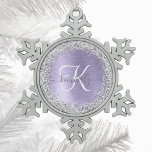 Name des lila gebürsteten Metalls Silber Glitzer M Schneeflocken Zinn-Ornament<br><div class="desc">Dieses trendige,  schicke Schneeflocken-Design mit gerahmtem Weihnachtsgeschmuck und hübschem silberglänzenden Glitzer auf lila,  gebürstetem metallischem Hintergrund macht es leicht,  sich persönlich zu präsentieren.</div>