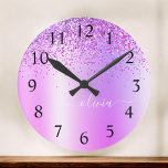 Name des lila Glitzer Glam Metal Monogram Runde Wanduhr<br><div class="desc">Lila Imitate Foil metallic Sparkle Glitzer gebürstete Metal Monogram Name Clock. Das macht den perfekten 16 Geburtstag,  Hochzeit,  Brautparty,  Jubiläum,  Babydusche oder Junggeselinnen-Abschied Geschenk für jemanden,  der Lieben glamourösen Luxus und schicke Stile.</div>