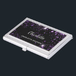 Name des lila Glitzer-Monogramm-Stammes Visitenkarten Dose<br><div class="desc">Ein klassischer schwarzer Hintergrund. Dekoriert mit lila Imitaten Glitzer Staub. Personalisieren und fügen Sie Ihren Vornamen,  Monogramm-Initialen und Ihren vollständigen Namen hinzu.</div>