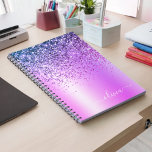 Name des lila Glitzer Sparkle Glam Metal Monogram Notizblock<br><div class="desc">Lila Imitate Foil Metallic Sparkle Glitzer gebürstete Metall Monogram Name Spiral Notebook Planner. Das macht den perfekten 16 Geburtstag,  Hochzeit,  Brautparty,  Jubiläum,  Babydusche oder Junggeselinnen-Abschied Geschenk für jemanden,  der Lieben glamourösen Luxus und schicke Stile.</div>