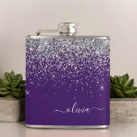 Name des lila Silver Glitzer Girl Monogram Flachmann<br><div class="desc">Silber und Lila Imitate Sparkle Glitzer Monogram Name und Initial Party Flask. Das macht den perfekten 16 Geburtstag,  Hochzeit,  Brautparty,  Jubiläum,  Babydusche oder Junggeselinnen-Abschied Geschenk für jemanden,  der Lieben glamourösen Luxus und schicke Stile.</div>