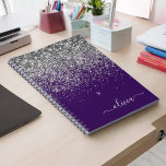 Name des lila Silver Glitzer Girl Monogram Notizblock<br><div class="desc">Lila und Silver Sparkle Glitzer Script Monogram Name Spiral Notebook Planner. Das macht den perfekten 16 Geburtstag,  Hochzeit,  Brautparty,  Jubiläum,  Babydusche oder Junggeselinnen-Abschied Geschenk für jemanden,  der Lieben glamourösen Luxus und schicke Stile.</div>