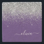Name des lila Silver Glitzer Girl Monogram Steinuntersetzer<br><div class="desc">Lila und Silver Sparkle Glitzer Script Monogram Name Stone Tile. Das macht den perfekten Abschluss,  süßen 16 Geburtstag,  Hochzeit,  Brautparty,  Jubiläum,  Babydusche oder Junggeselinnen-Abschied Geschenk für jemanden,  die Lieben glamourösen Luxus und schicke Stile.</div>