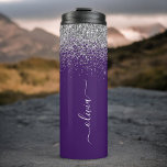 Name des lila Silver Glitzer Girl Monogram Thermosbecher<br><div class="desc">Lila und silber Sparkle Glitzer gebürstete Metal Monogram Name Trink Tumbler. Das macht den perfekten 16 Geburtstag,  Hochzeit,  Brautparty,  Jubiläum,  Babydusche oder Junggeselinnen-Abschied Geschenk für jemanden,  der Lieben glamourösen Luxus und schicke Stile.</div>