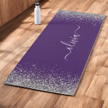 Name des lila Silver Glitzer Girl Monogram Yogamatte<br><div class="desc">Silber und Lila Imitate Sparkle Glitzer Monogram Name Workout Fitness Übung Yoga Mat. Das macht den perfekten 16 Geburtstag,  Hochzeit,  Brautparty,  Jubiläum,  Babydusche oder Junggeselinnen-Abschied Geschenk für jemanden,  der Lieben glamourösen Luxus und schicke Stile.</div>