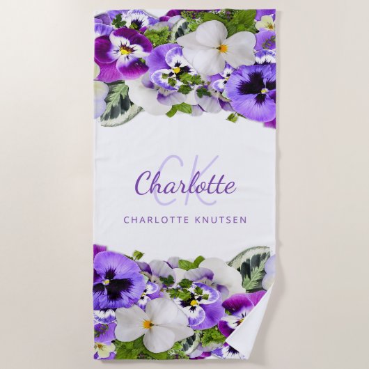 Name des lila, weißen Blütenmonogramms Strandtuch (Vorderseite)