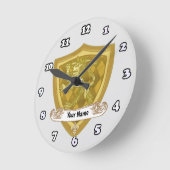 Name des Lion Shield-Familienwappens Runde Wanduhr (Winkel)