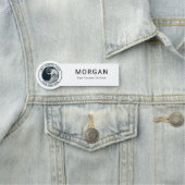 Name des Mitarbeiters eines Unternehmens mit benut Namensschild (Beispiel)