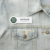 Name des Mitarbeiters eines Unternehmens mit benut Namensschild (Beispiel)