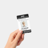 Name des Mitarbeiters im Abzeichen-Krankenhaus mit Ausweis (Handheld)