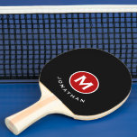 Name des modernen klassischen Schwarzen Monogramms Tischtennis Schläger<br><div class="desc">Das moderne minimale mit Monogramm Design zeichnet sich durch ein rotes Monogramm-Medaillon auf schwarzem Hintergrund aus. Der Name und der Name in weißer Typografie sorgen für ein gepflegtes,  schlichtes Design.</div>