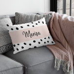 Name des modernen Monogramms | Pastellrosa und sch Dekokissen<br><div class="desc">Name des modernen Monogramms | Pastellrosa und schwarze Punkte</div>