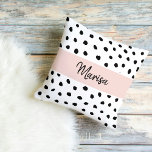 Name des modernen Monogramms | Pastellrosa und sch Kissen<br><div class="desc">Name des modernen Monogramms | Pastellrosa und schwarze Punkte</div>