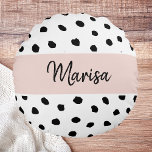 Name des modernen Monogramms | Pastellrosa und sch Rundes Kissen<br><div class="desc">Name des modernen Monogramms | Pastellrosa und schwarze Punkte</div>