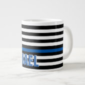 Name des Monogram-Abzeichens der Thin Blue Line-Fl Jumbo-Tasse (Vorderseite Rechts)