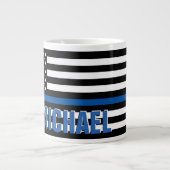 Name des Monogram-Abzeichens der Thin Blue Line-Fl Jumbo-Tasse (Vorderseite)