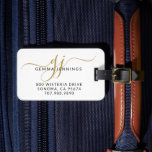 Name des Monogramm-Skriptes Gepäckanhänger<br><div class="desc">Reisen Sie stilvoll mit diesem modernen Gepäckanhänger mit einem kühlen goldfarbenen Monogramm. Es wurde entwickelt,  um sich zu erstechen und eine Touch von Eleganz zu schaffen. Dauerhaft und praktisch,  bietet es Platz für Ihre Kontaktdaten und macht sie sowohl modern als auch funktional für jede Reise.</div>