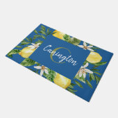 Name des Monogrammes Blue & Lemon Median Begrüßung Fußmatte (Schrägansicht)