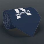 Name des Monogramms der modernen Split Erstmals bl Krawatte<br><div class="desc">Moderne und einfache, maßgeschneiderte Krawatte mit Ihrer Wahl des Anfangs. Dieses minimalistische, maskuline Design zeichnet sich durch übergroße fette Sans Serif Typografie in silbergrau auf einem dunkelblauen Hintergrund aus. Die Vorlage ist Set für Sie, um den Buchstaben zu ändern und Ihren Namen oder Nachnamen hinzuzufügen. Wenn Sie auch die Farben...</div>