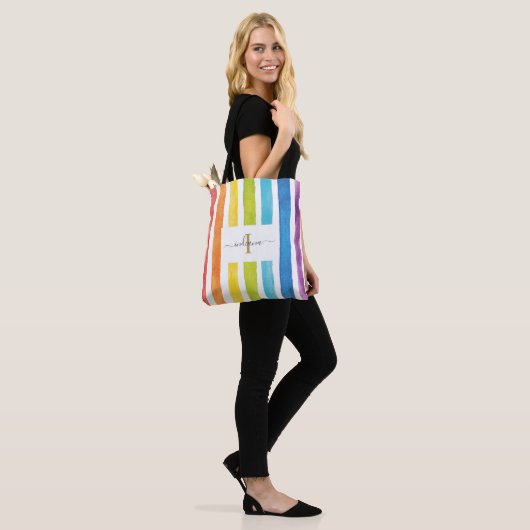 Name des Monogramms für das Rainbow-Wasserfarbenfe Tasche (Am Model)