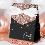 Name des Monogramms für den Girl-Glitzer Geschenkschachtel<br><div class="desc">Girly Black and Rose Gold - Blush Pink Sparkle Glitzer Monogram Name and Initial Paper Party Geschenkboxen Das macht den perfekten 16 Geburtstag,  Hochzeit,  Brautparty,  Jubiläum,  Babydusche oder Junggeselinnen-Abschied Geschenk für jemanden,  der Lieben glamourösen Luxus und schicke Stile.</div>