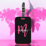 Name des Monogramms für den Hot Pink Black World T Gepäckanhänger<br><div class="desc">Reisen Sie stilvoll mit unserem Hot Pink World Traveller Monogram Name Luggage Tag! Mit einem lebhaften, heißen rosa Design und einem Weltkarten-Hintergrund ist dieses Tag mit Ihrem Namen und Monogramm in einem schicken Schriftart personalisiert. Ideal, um Ihr Gepäck schnell und einfach zu identifizieren, es kombiniert Mode mit Funktion. Aus langlebigen...</div>