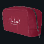 Name des Monogramms für den Personalisierten Trauz Waschbeutel<br><div class="desc">Fügen Sie Ihrer Hochzeit eine persönliche Touch mit einem personalisierten Trauzeuge-Geschenk hinzu. Dieses Design zeichnet sich durch den Namen des personalisierten Trauzeugen im Stil eines modernen, weißen Skriptes und Monogramm-Schriftartes in hellbordeauxroten, modernen Script-Schriftart-Stil als Hintergrund aus, mit dem Titel in der Weiß-Moderne Sans Serif-Schriftart-Stil auf bordeauxrotem Hintergrund. Auch perfekt für...</div>