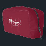 Name des Monogramms für den Personalisierten Trauz Waschbeutel<br><div class="desc">Fügen Sie Ihrer Hochzeit eine persönliche Touch mit einem personalisierten Trauzeuge-Geschenk hinzu. Dieses Design zeichnet sich durch den Namen des personalisierten Trauzeugen im Stil eines modernen, weißen Skriptes und Monogramm-Schriftartes in hellbordeauxroten, modernen Script-Schriftart-Stil als Hintergrund aus, mit dem Titel in der Weiß-Moderne Sans Serif-Schriftart-Stil auf bordeauxrotem Hintergrund. Auch perfekt für...</div>