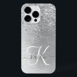 Name des Monogramms für den silberfarbenen Glitzer iPhone 14 Pro Max Hülle<br><div class="desc">Dieses schicke Gehäuse mit hübschem silberglänzenden Glitzer auf silberfarbenem metallischem Hintergrund ist einfach zu personalisieren.</div>