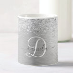 Name des Monogramms für den silberfarbenen Glitzer Kaffeetasse<br><div class="desc">Diese trendige Kaffeemaschine mit hübschem silberglänzenden Imitat-Glitzer auf silber gebürstetem metallischem Hintergrund ist einfach zu personalisieren.</div>