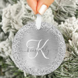 Name des Monogramms für den silberfarbenen Glitzer Ornament<br><div class="desc">Dieses trendige und schicke Ornament-Design mit hübschem silberglänzenden Glitzer auf silberfarbenem metallischem Hintergrund ist einfach zu personalisieren.</div>