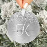 Name des Monogramms für den silberfarbenen Glitzer Ornament<br><div class="desc">Dieses trendige Ornament mit hübschem silberglänzenden Glitzer auf silberfarbenem metallischem Hintergrund ist einfach zu personalisieren.</div>